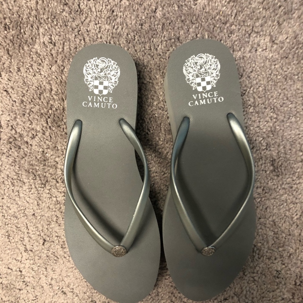 Vince camuto NWT flip flop/ sandels